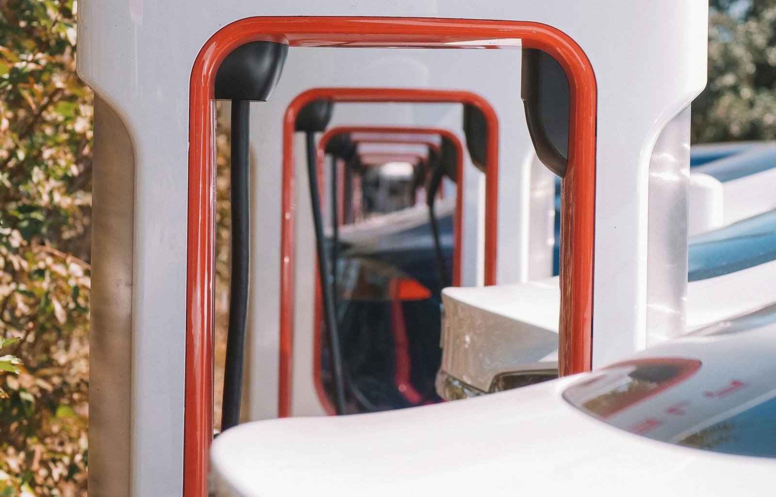 Multiple electric cars charging battery at a charging station