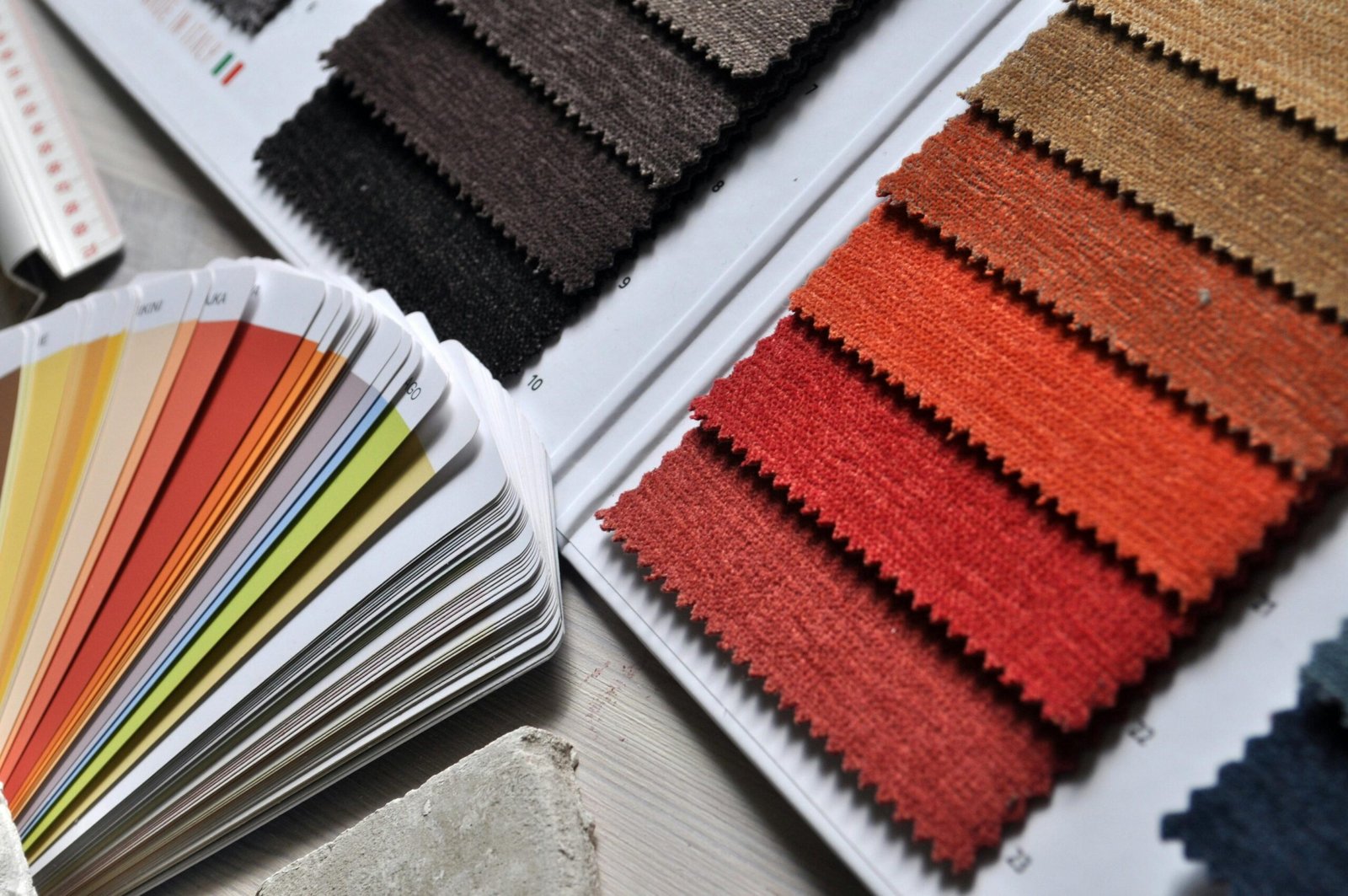 a table with a bunch of different color schemes